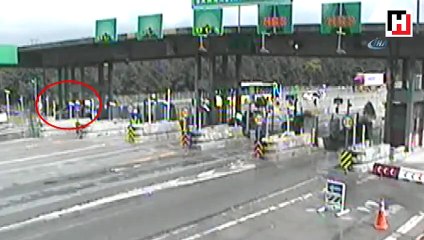 İki inatçı sürücü gişeye sıkıştı