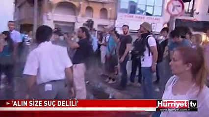 KARANFİLLERİ GÖSTEREREK 'ALIN SİZE SUÇ DELİLİ' DİYE TEPKİ GÖSTERDİLER