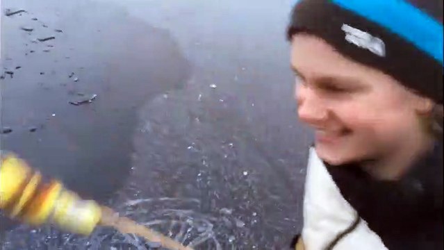 Donmuş gölün altında havai fişek patlattılar