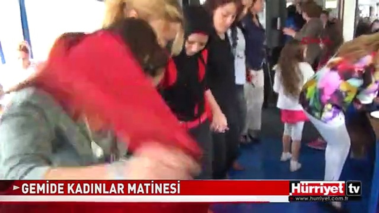 BİR GEMİ DOLUSU KADIN VARDI! KAPTAN MOTORU ÇALIŞTIRINCA EĞLENCE BAŞLADI