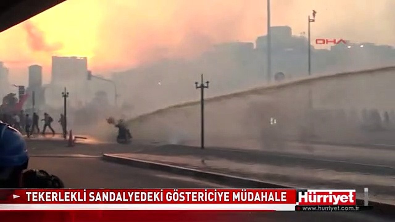 TEKERLEKLİ SANDALYEDEKİ EYLEMCİYE TAZYİKLİ SU