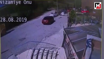 Freni boşalan greyderin park halindeki otomobili ezme anı kamerada