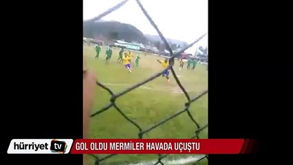 Brezilya'da futbol maçında gol olunca mermiler havada uçuştu