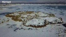 Van'da yüzeyi buz tutan gölün büyüleyen manzarası