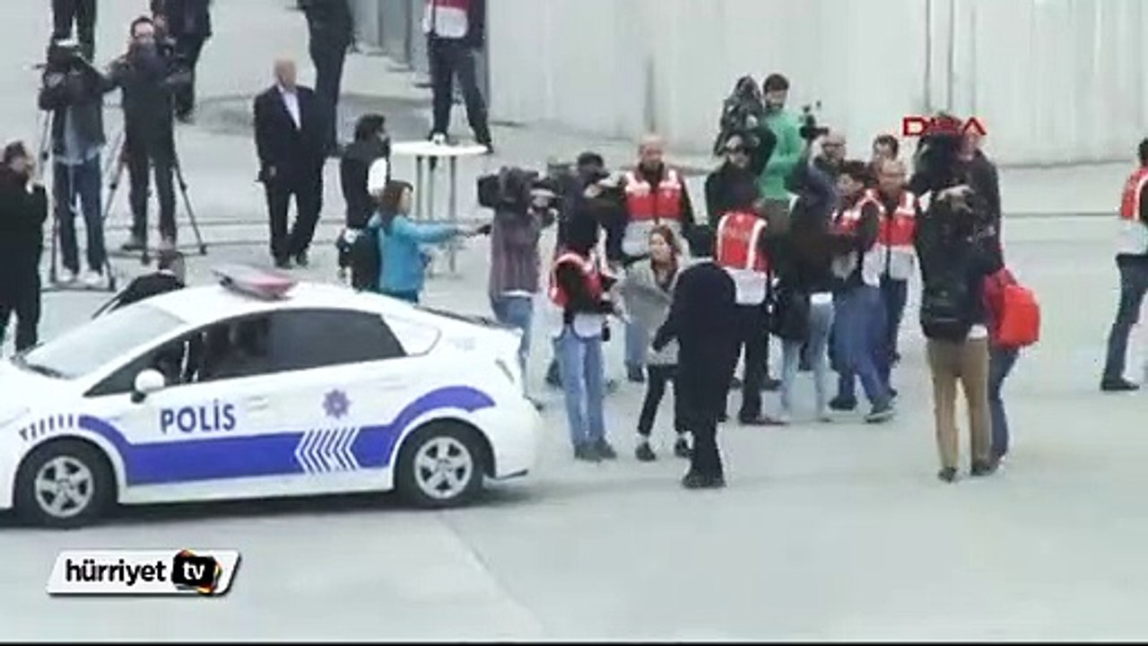 Taksim Meydanı'nda pankart açan 2 kadın gözaltına alındı
