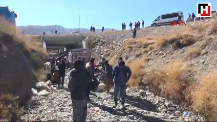 Yüksekova'da kaçakları taşıyan kamyonet şarampole yuvarlandı: 66 yaralı