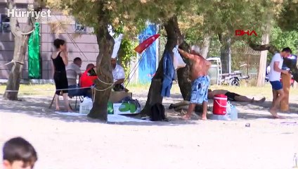 Hava sıcaklıkları yükseldi, vatandaşlar Menekşe Plajı'nda denize girerek serinledi