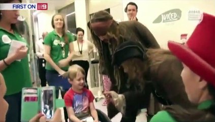 Johnny Deep'ten hasta çocuklara "Jack Sparrow" sürprizi