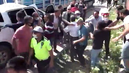 Kaza yerinde sosyal mesafe uyarısında bulunan polis ekiplerine saldırı