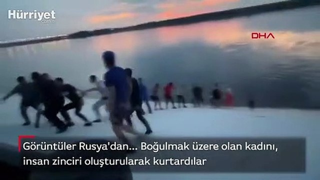 Görüntüler Rusya'dan... Boğulmak üzere olan kadını, insan zinciri oluşturularak kurtardılar