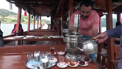 Denizi olmayan kentte teknede kahvaltı keyfi