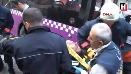 Halk otobüsü bariyerlere çarptı, sürücü araç içinde sıkıştı