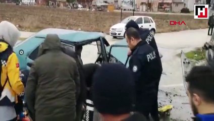 Kazada hurdaya dönen otomobilde sıkışan hamile eşini teselli etti