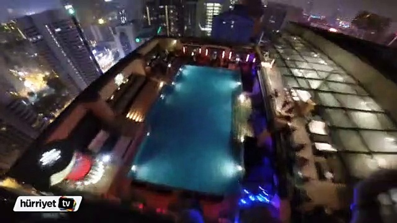 Havuz partisine paraşütle katıldı