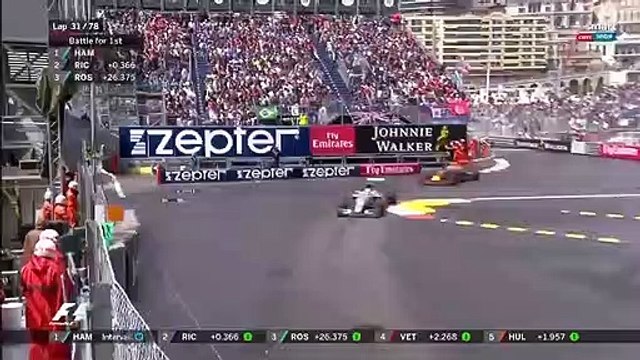 Pit stop öncesi Hamilton ve Ricciardo mücadelesi