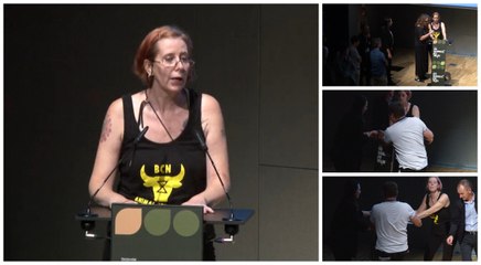 Esperpento en un acto de Garzón, Díaz y Colau: Una activista animalista se pega al atril con pegamento