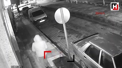 Hırsızı patates atarak uzaklaştırdı