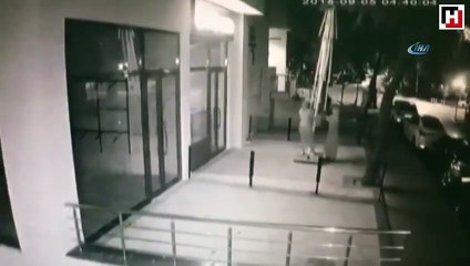 Dev şemsiyeyi halterci gibi kaldırıp çalan kadın hırsızlar kamerada