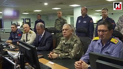Bakan Akar komutanlarla birlikte operasyonu takip etti
