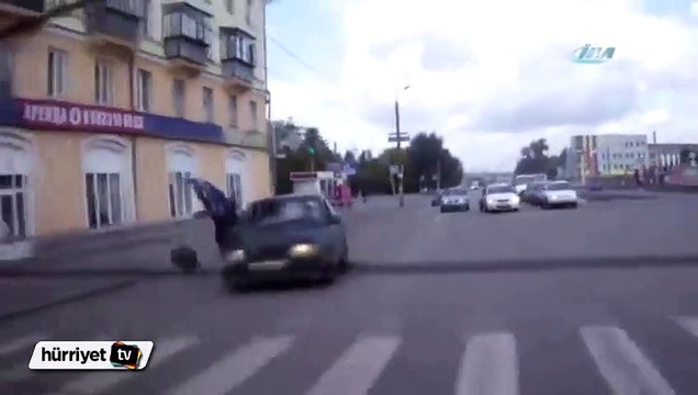 Rusya'da otomobil yayayı havaya uçurdu