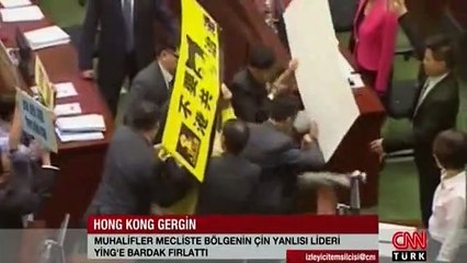Hong Kong'da Meclis bir anda karıştı