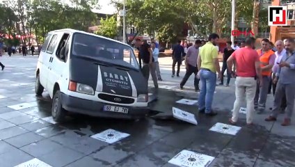 Meydana giren minibüs kuru havuza düştü