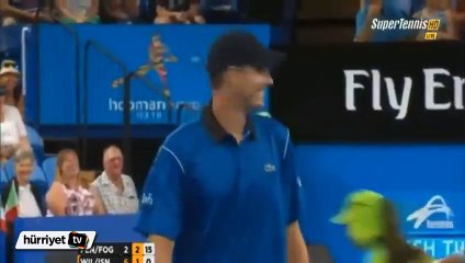 Ünlü tenisçiyi öyle bir yerden vurdu ki!