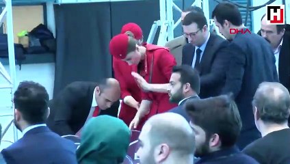 Bakan Turhan'ın konuşması sırasında bir hostes fenalaştı