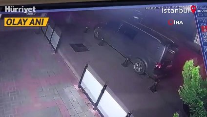 Dükkanına giren hırsızları sopayla kovaladı! O anlar kamerada