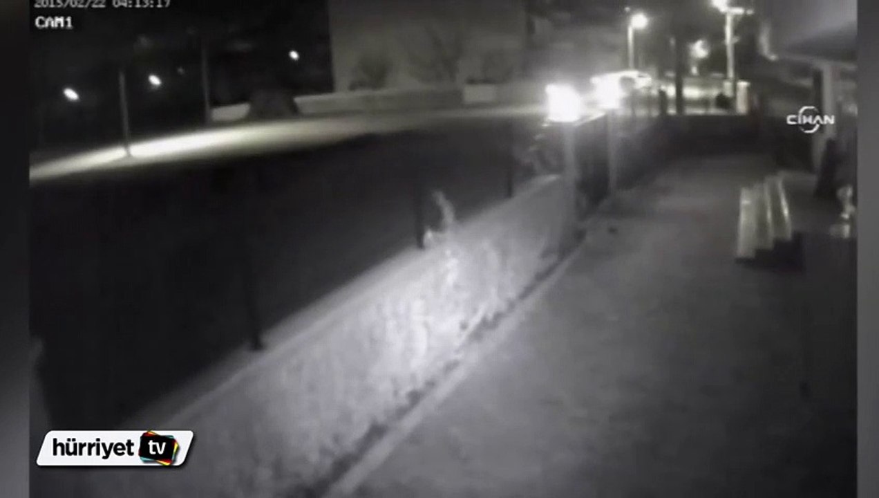 Okuma salonuna hediye edilen plazma televizyonu çaldılar