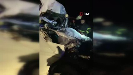 Son dakika haber... Amasya'da minibüs tıra çarptı: 2 ölü 1 yaralı