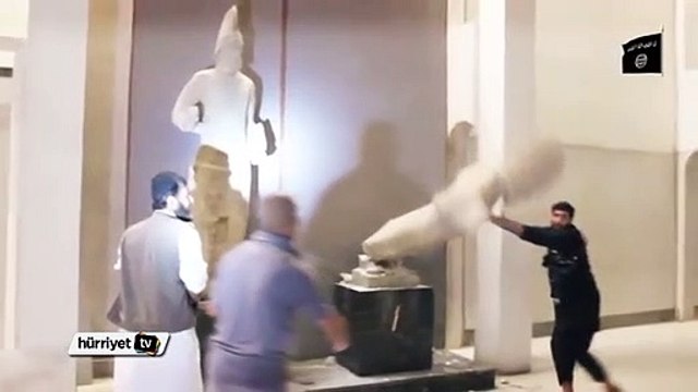IŞİD Musul’da binlerce yıllık antik heykelleri yıktı