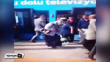 Tramvay durağında top sektiren teyze