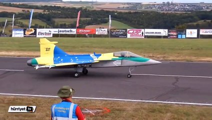 Model uçak rüzgarda böyle parçalandı