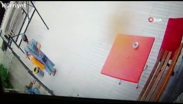 Temizlik kovasını çalan hırsız kamerada