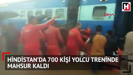 Hindistan'da 700 kişi yolcu treninde mahsur kaldı