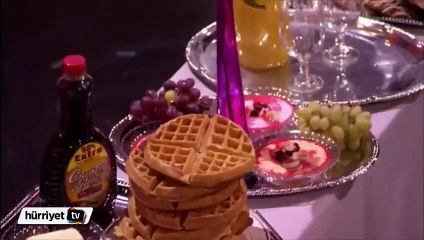 Vücuduna elektrik alarak şarkı söyledi