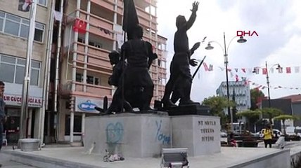 Atatürk Anıtının kaidesine sprey boya ile aşkını yazdı