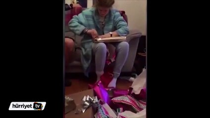 Hediyesinin Justin Bieber konser bileti olduğunu görünce...