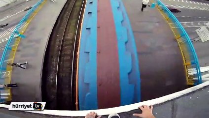 Metro vagonunun üstünde yolculuk