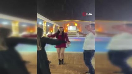 Şiddetli yağış düğüne engel olamadı: Erik dalı oynadılar, horon teptiler