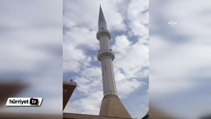 Minare rüzgarda yaprak gibi sallandı