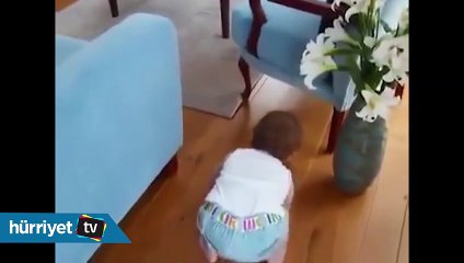 Küçük kız kediyi biraz fazla seviyor