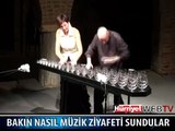 BOŞ BARDAKLARLA MÜZİK YAPTI