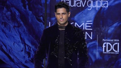 Lakme Fashion Week: सिद्धार्थ मल्होत्रा ने की अपने डिज़ाइनर की खूब तारीफ़