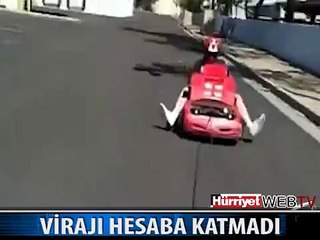 MİNİK ARABAYLA HAVA ATIYORDU