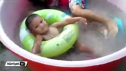 Sevimli köpeğin duş keyfi