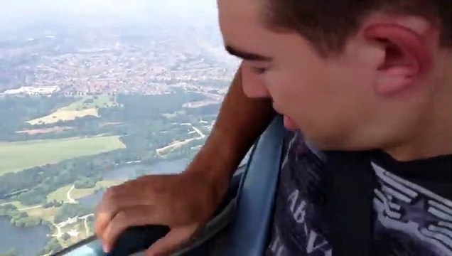 Uçak camından kafasını çıkartan çocuk!