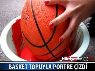 BASKET TOPUYLA RESİM YAPAN KADIN