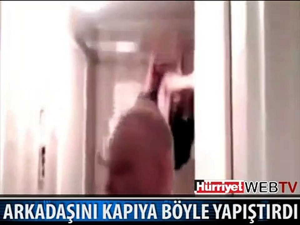 ARKADAŞINA BAKIN NE YAPTI